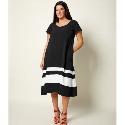 Vestido midi preto com riscas brancas e sandálias vermelhas.