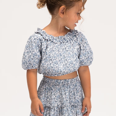 Vestido infantil com padrão floral azul e branco, mangas bufantes e saia rodada