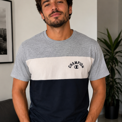 T-shirt de homem cinza, bege e azul escuro com texto CHAMPION no peito