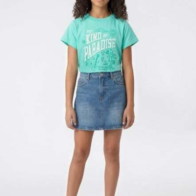 Menina com t-shirt verde água, saia de ganga e ténis cor de rosa