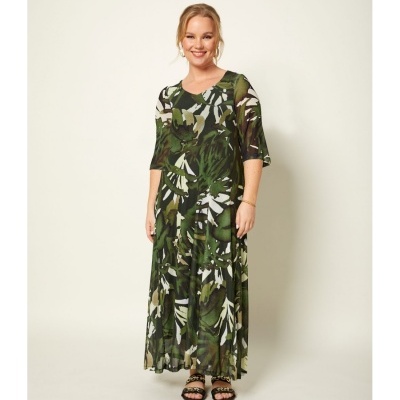 Vestido comprido com padrão verde e sandálias pretas com correntes douradas