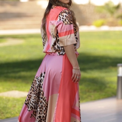 Vestido longo colorido com padrão de leopardo e sandálias pretas de salto