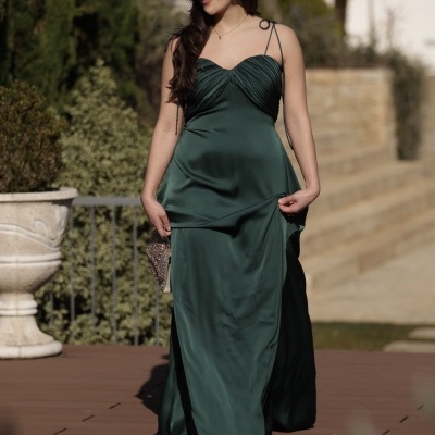 Vestido longo verde escuro com alças finas e detalhes franzidos no busto