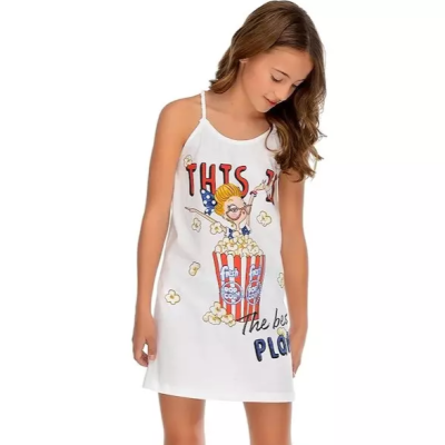 Vestido branco curto para menina com estampa de menina e pipocas.