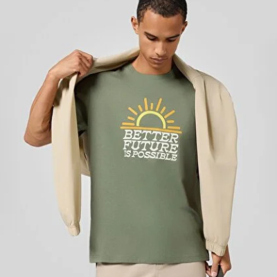 Camiseta verde-oliva com estampa de sol e texto BETTER FUTURE IS POSSIBLE