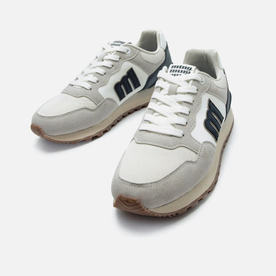 Ténis desportivos cinza, branco e pretos com sola castanha