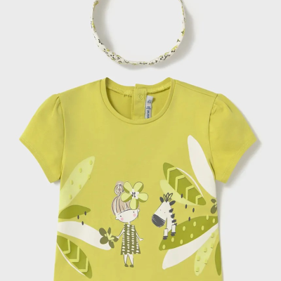 T-shirt infantil amarela com estampado de menina e zebra e bandana floral branca