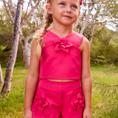 Conjunto infantil rosa com top e calções decorados com flores de tecido