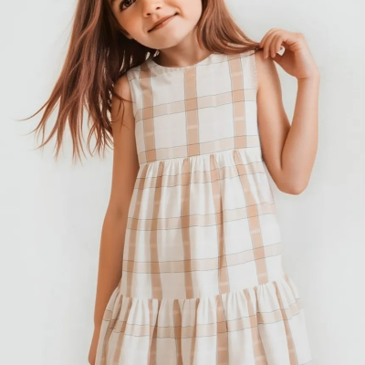 Vestido de menina em padrão xadrez bege e branco com saia rodada