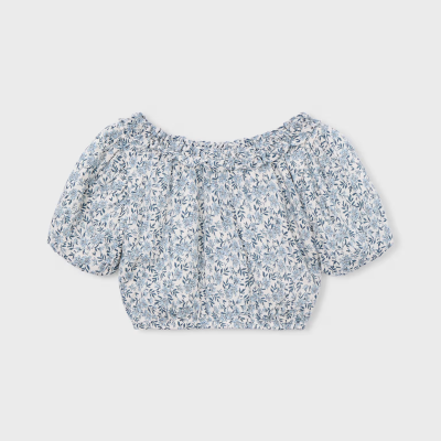 Top curto feminino com padrão floral azul e branco e mangas curtas bufantes.
