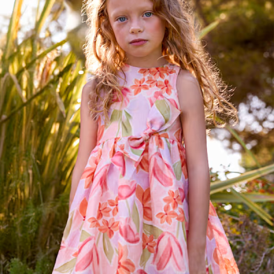 Vestido infantil floral com laço e coroa de flores cor-de-rosa