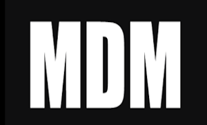 Sigla MDM em branco num fundo preto