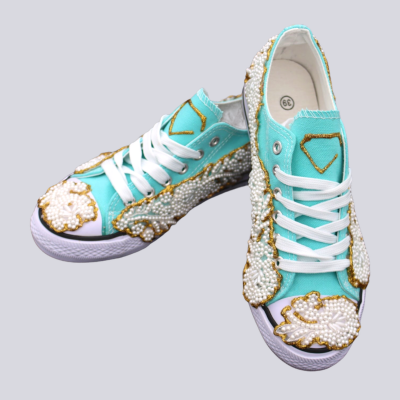 Ténis azul turquesa decorados com pérolas e contornos dourados