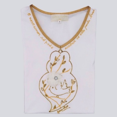 T-shirt branca com decote em V com bordas douradas e ilustração dourada de ave com flor aplicada.
