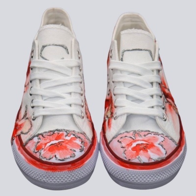 Sapatilhas brancas com pintura floral vermelha e rosa
