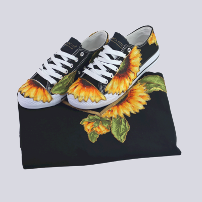 Ténis pretos com estampado de girassol e tecido preto com padrão semelhante
