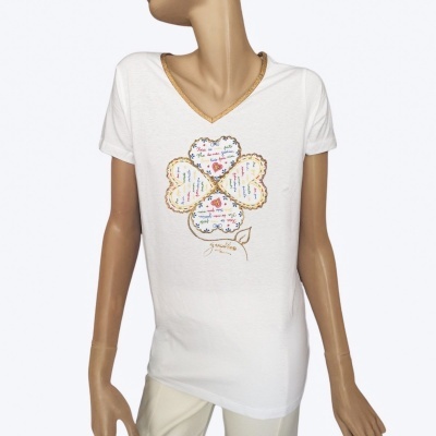 T-shirt branca com estampa de quatro corações coloridos no peito mostrada em manequim