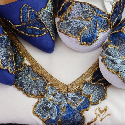 Sapatos e sapatilhas com bordados azuis e dourados em tecido branco e azul