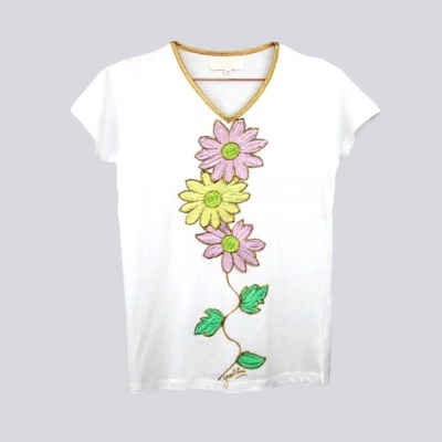 T-shirt branca com desenho frontal de flores coloridas e gola dourada