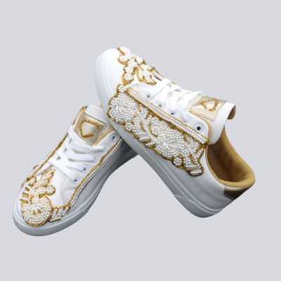 Ténis brancos com detalhes em pérolas e bordados dourados