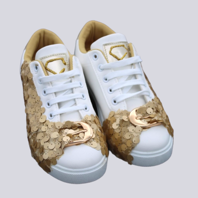 Sapatilhas brancas com detalhes em lantejoulas douradas e fivela decorativa