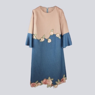 Vestido rosa e azul com bordados florais e mangas folhadas