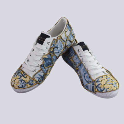 Ténis com padrão floral colorido e atacadores brancos