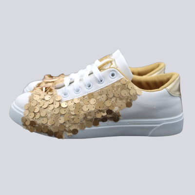 Ténis brancos com detalhes dourados e lantejoulas na parte lateral