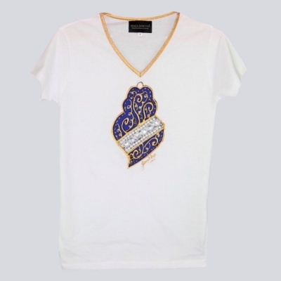 T-shirt branca feminina com decote em V e estampado azul e dourado.
