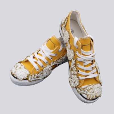 Sapatilhas amarelas com pérolas brancas decorativas