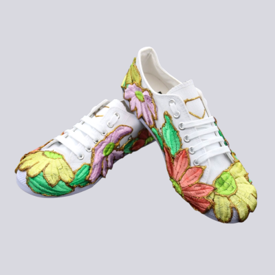 Ténis brancos com bordados florais coloridos