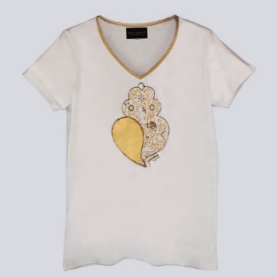 T-shirt branca com detalhe dourado e cristais no centro e gola em V com contorno dourado