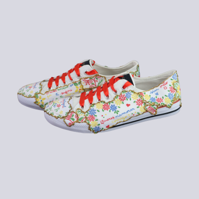 Ténis de lona branca com padrão floral e atacadores vermelhos