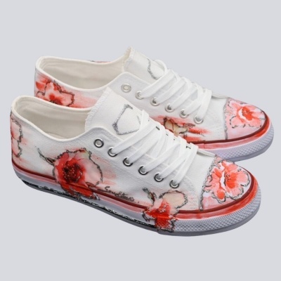 Sapatilhas brancas com padrão de flores vermelhas e rosa