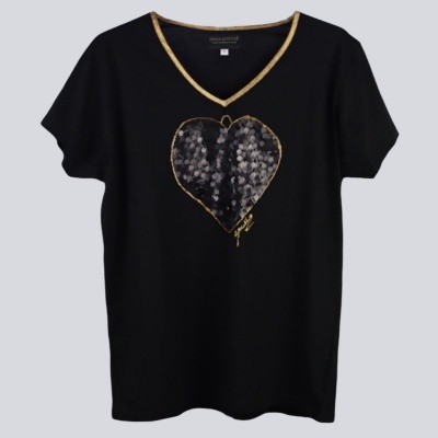 T-shirt preta com decote em V dourado e coração em lantejoulas pretas e douradas no centro.