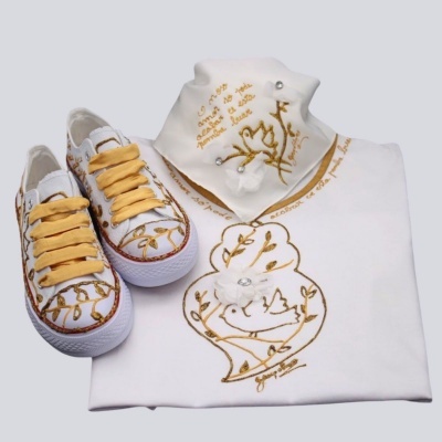 Sapatos e vestuário branco com bordados dourados e detalhes em pérolas