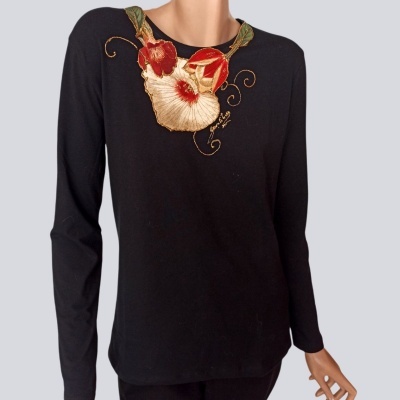 Camisola feminina preta com bordado floral colorido no peito