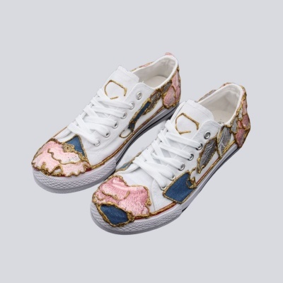 Sapatilhas brancas com bordados coloridos abstratos em rosa, azul e dourado
