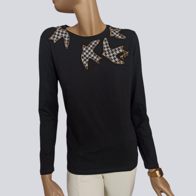 Camisola preta manga comprida com pássaros pied de poule bordados dourados no peito