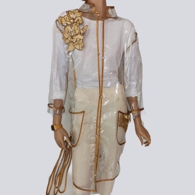 Casaco transparente com flores douradas e bolsos
