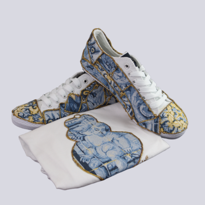 Sapatilhas estampadas azuis e amarelas com t-shirt branca com estampa de estátua clássica