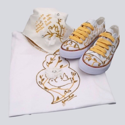 Conjunto de t-shirt, sapatilhas e boné brancos com bordados dourados e detalhes florais 3D