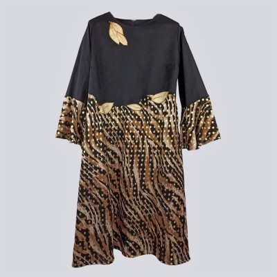 Vestido comprido preto com padrão animal print e folhas amarelas