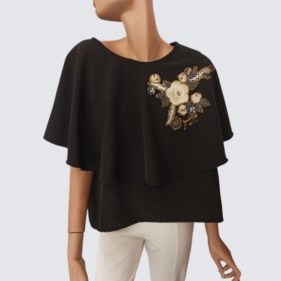 Blusa preta com bordado floral em manequim