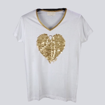 T-shirt branca com coração dourado de lantejoulas e decote em V