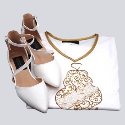 Sapatos de salto branco com tiras e camisa branca com detalhes dourados