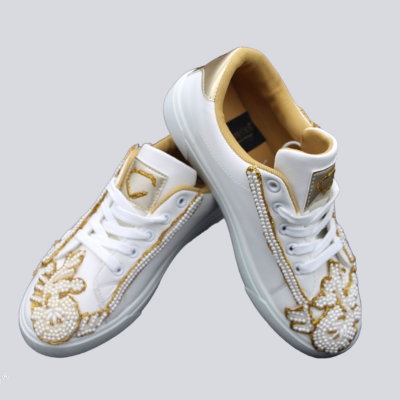 Ténis brancos com decoração dourada e pérolas