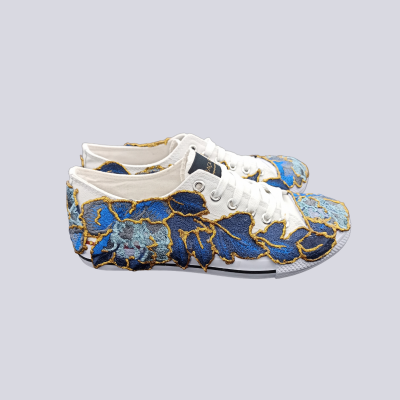 Sapatilhas brancas com bordados florais azuis e dourados