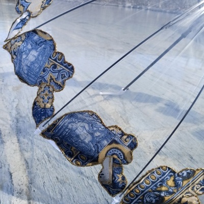 Guarda-chuva transparente com detalhes em tecido estampado azul e dourado