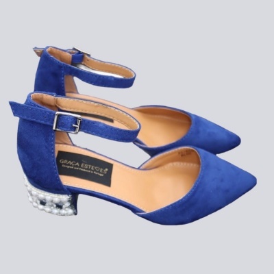 Sapatilhas azuis com salto médio decorado e fecho de fivela